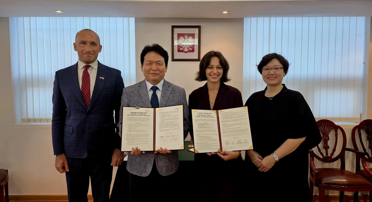 Podpisanie memorandum o współpracy przez Shin Byung-dae, Wiceprzewodniczący Komitetu Organizacyjnego Cheongju Craft Biennale i zastępca burmistrza Cheongju, oraz dr Olga Wysocka, Dyrektorka Instytutu Adama Mickiewicza, fot. IAM
