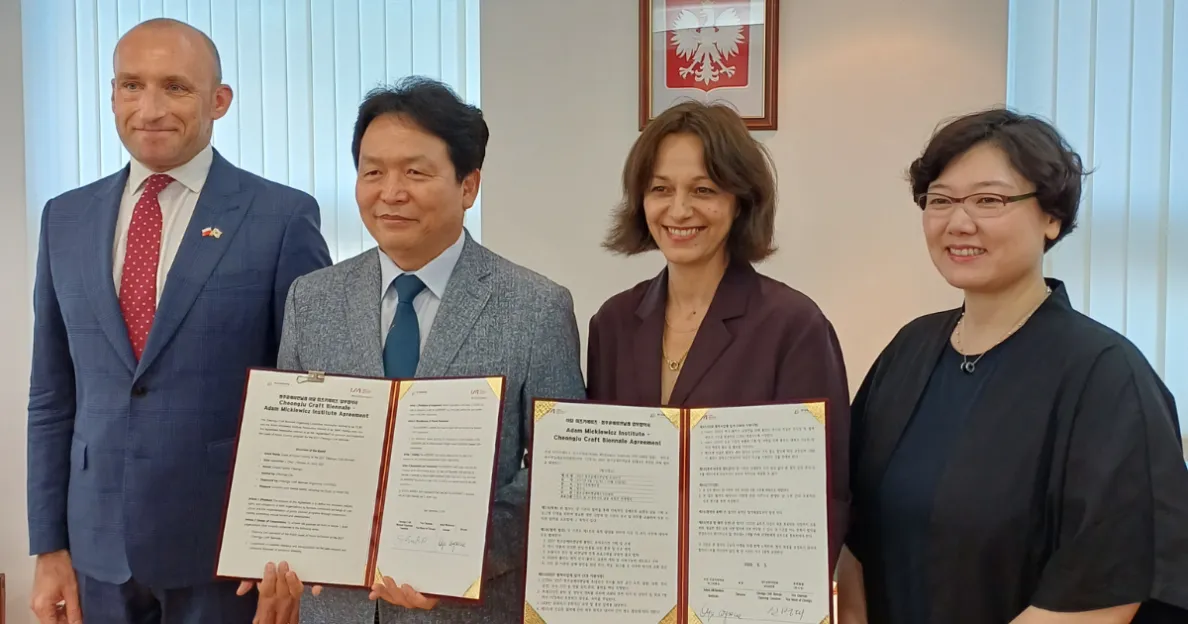 Podpisanie memorandum o współpracy przez Shin Byung-dae, Wiceprzewodniczący Komitetu Organizacyjnego Cheongju Craft Biennale i zastępca burmistrza Cheongju, oraz dr Olga Wysocka, Dyrektorka Instytutu Adama Mickiewicza, fot. IAM