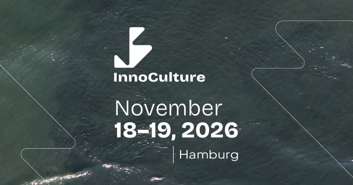 Grafika konferencji InnoCulture: na tle morza widzianego z lotu ptaka logo InnoCulture oraz napis „November 18–19, 2026 | Hamburg”.