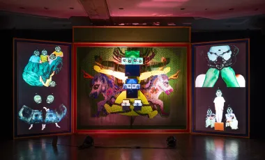 kolorowa instalacja artystyczna z kilku ekranów i zaslon z koralik ami 