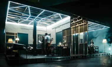 aktorzy ćwiczą role w specjalnie zbudowanej scenografii na scenie