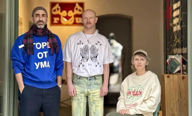 trójka kuratorów pozująca do zdjęcia