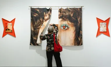 starsza kobieta fotografująca instalację artystyczną