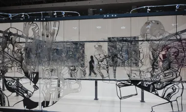 półprzeźroczysta instalacja artystyczna z konturów ludzi, które stają się widoczne gdy rurki wypełni olej