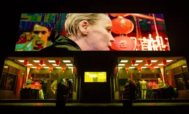 scenografia z gigantucznym ekranem i aktorami na scenie