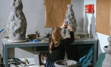 Artystka garncarka w pracowni podczas pracy