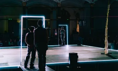 aktorzy na scenie podczas performancu malign junction