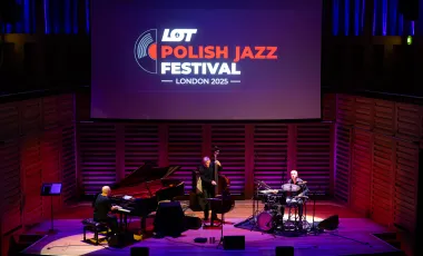 na scenie muzycy jazzowi, nad nimi logo festiwalu