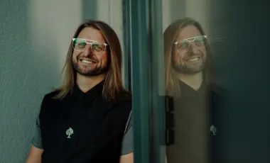 Możdżer pozujący obok swojego odbicia w szybie