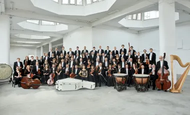 muzycy orkiestry z instrumentami pozują do zdjęcia