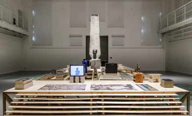 instalacja artystyczna w formie drewnianej rekonstrukcji otoczenia umieszczonego w środku wydruku 3d pomnika sword monument