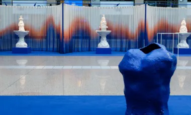 ceramiczne wielokształtne przedmioty rozstawione w oficjalnej hali