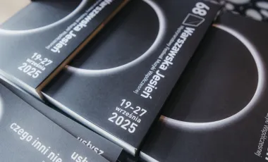 stosik książeczek z czarną okładką - motywem przewodnim 68 edycji festiwalu