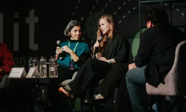 osoby na scenie podczas rozmowy przed publicznością