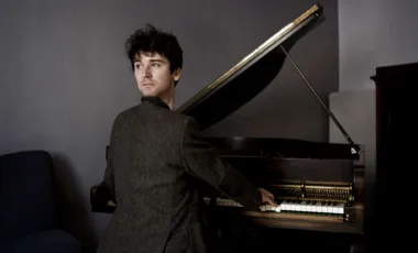 portret mężczyzny siedzącego przy fortepianie