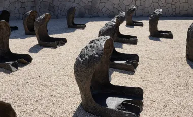 abstrakcyjne metalowe rzeźby rozstawione na piasku