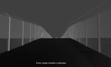 kadr z filmu pokazujący dwa płoty z ostrokołem biegnące po horyzont