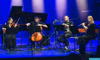 czwórka muzyków na scenie z klasycznymi instrumentami