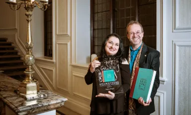 autorzy projektu Krasiński Codex pozują do zdjęcia z nagrodą