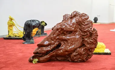 rzeźby brzeskiego rozrzucone w przestrzeni sali muzealnej