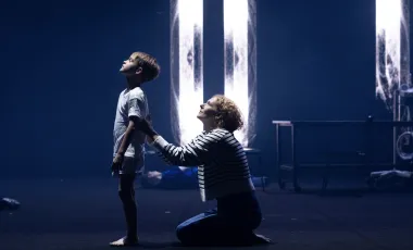 kobieta i dziecko na scenie odgrywają scenę podczas spektaklu