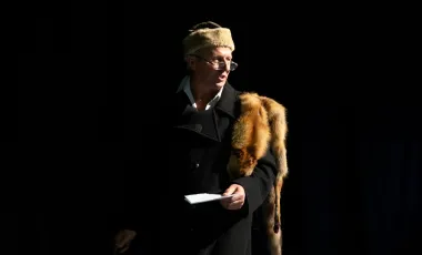 mężczyzna w historycznym ubraniu recytuje tekst