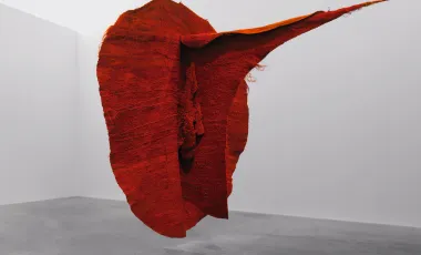 jedna z prac magdaleny abakanowicz wykonana z czerwonej włóczki