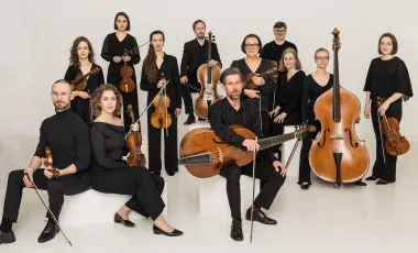 grupa artystów pozująca z instrumentami