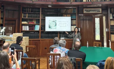 kobieta daje wykład w starej bibliotece