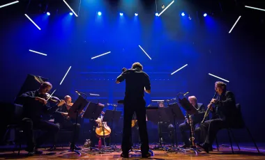 orkiestra klasyczna na scenie podczas gry