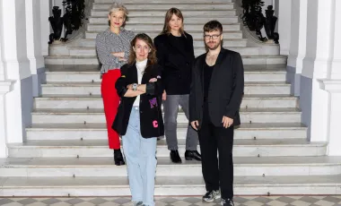 cztery osoby pozują na schodach Zachęty