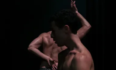 dwaj pólnadzy mężczyźni podczas tańca