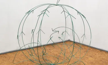 rzeźba przypominająca dynię wykonana z drutu