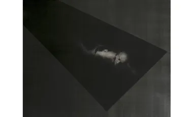 fantom człowieka nałóżony na czarny obraz