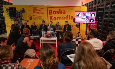 spotkanie z publicznością, mówcy i ekran na scenie