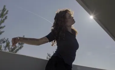 kobieta tańcząca na balkonie