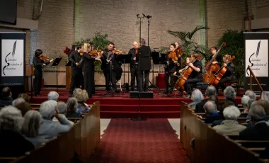 orkiestra muzyków klasycznych podczas koncertu gra na instrumentach