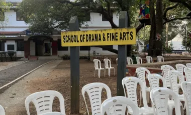 puste krzesła i napis school of drama and fine arts