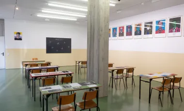 wnętrze klasy szkolnej zaaranżowane w  instalację artystyczną The Classroom