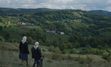 dwie kobiety na tle górskiego krajobrazu Karpat