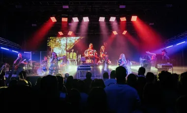 Widok z perspektywy widowni na scenę, na której występują zespoły Dagadana i Subcarpati 