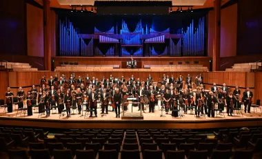 orkiestra na scenie przed ukłonem