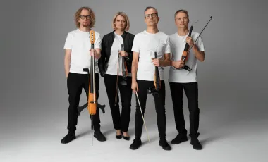 kwartet pozujący do zdjęcia