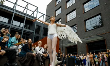 Kobieta podczas performansu