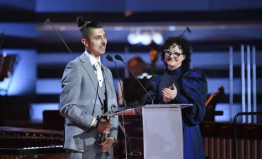 Adam Bałdych ze statuetką Fryderyka i Katarzyna Janieszewska na scenie