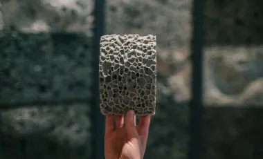 Praca ceramiczna o nazwie piana prezentowana na tle innych prac.