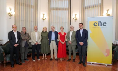 Osiem osób stojących w rzędzie przed roll-upem z napisem "Festiwal Ene"