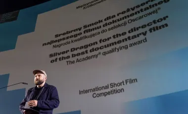 Paweł Chorzępa otrzymuje nagrodę podczas Krakowskiego Festiwalu Filmowego
