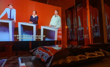 Ekran wyświetalający trzy osoby biorące udział w teleturnieju 