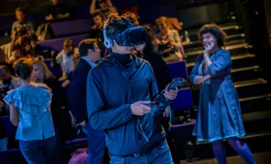 człowiek w googlach VR gra w piwnicy